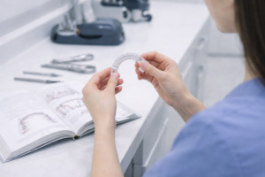 ワイヤーもアライナーも、鍵は「装置の精度」｜矯正治療を支える技工とは