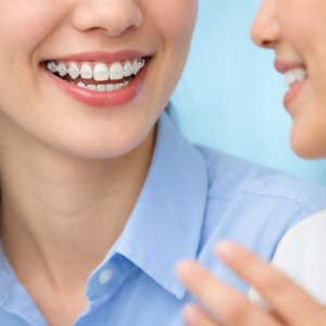 セラミックブラケットとホワイトワイヤーはどれくらい目立つ？会話の距離での見え方を論文から解説してみました